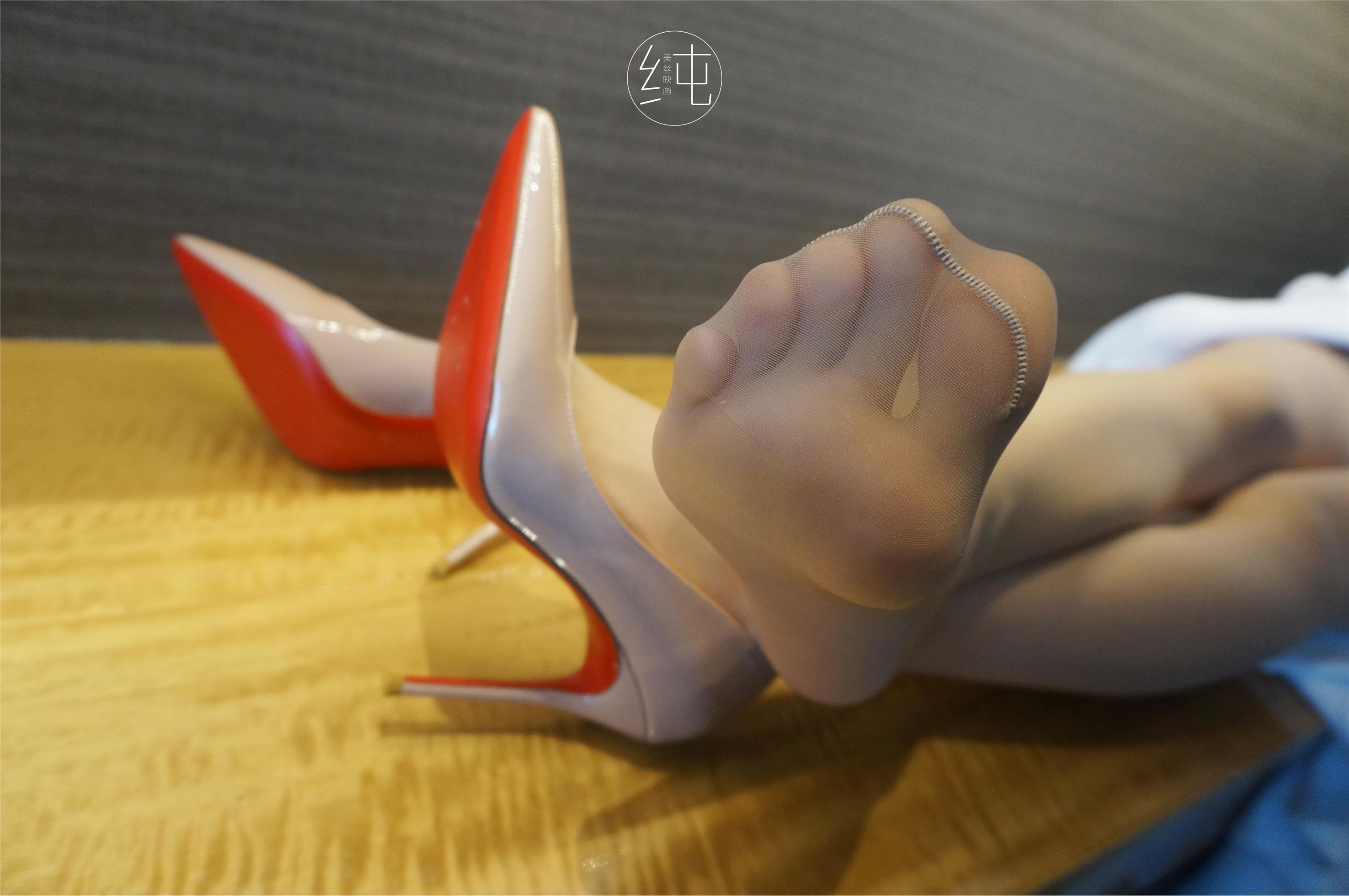 美丝映画 Vol.002 小姐姐酒店浴袍肉丝1